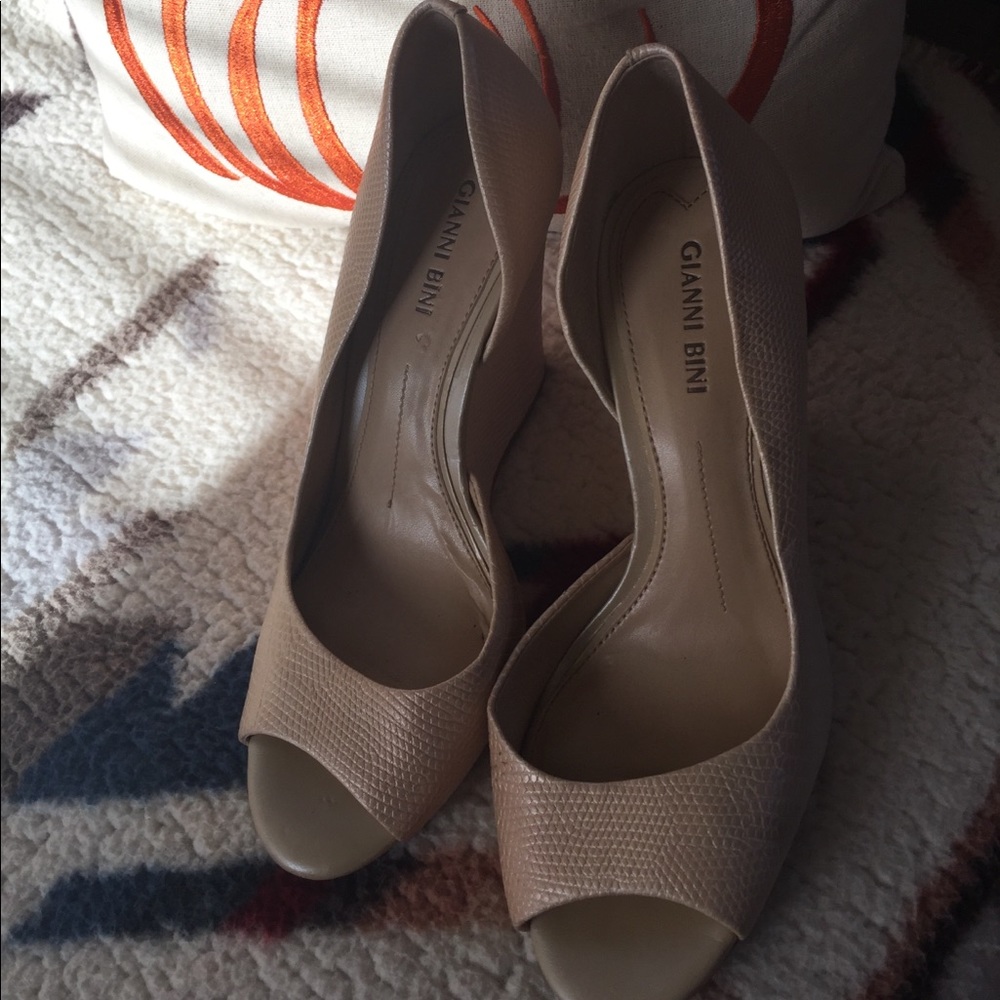 Gianni Bini blush wedge heels